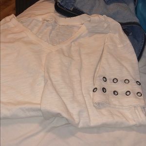 Grommet distresses v neck